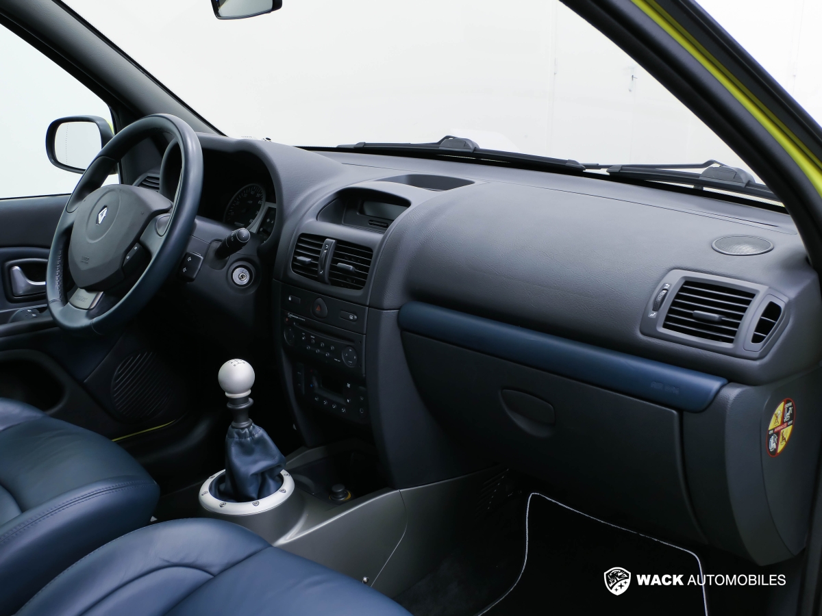 RENAULT CLIO 3.0 V6 255 CV